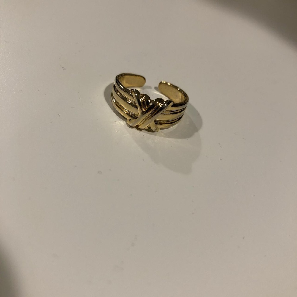 NWOT Gold knot ring